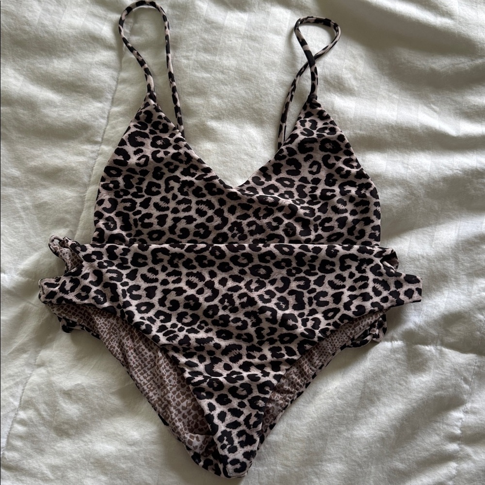 Acacia Florence‎ One Piece Swimsuit Bathing Suit Snow Leopard Side Cutouts